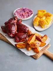 Barbecue-H&uuml;hnchen mit Mais und Krautsalat.