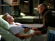 Jacob (Carmen Argenziano, re.) verabschiedet sich von seiner Tochter Sam (Amanda Tapping). Die Allianz zwischen den Tokra und den Menschen wurde aufgel^st, deshalb werden sie sich f&cedil;r l%ngere Zeit nicht wiedersehen...