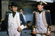 Kapit&auml;n Hornblower (Gregory Peck, re.) und Leutnant Bush (Robert Beatty, li.) warten gespannt, ob sie die Franzosen mit ihrer Idee, eine franz&ouml;sische Flagge zu hissen, &uuml;berlistet haben und unerkannt in deren Hafen einfahren k&ouml;nnen.