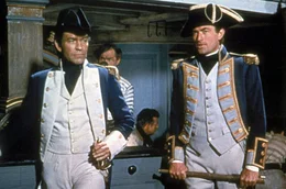 Kapit&auml;n Hornblower (Gregory Peck, re.) und Leutnant Bush (Robert Beatty, li.) warten gespannt, ob sie die Franzosen mit ihrer Idee, eine franz&ouml;sische Flagge zu hissen, &uuml;berlistet haben und unerkannt in deren Hafen einfahren k&ouml;nnen.