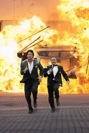 Ben (Tom Beck, l.) und Semir (Erdogan Atalay) k&ouml;nnen sich in letzter Sekunde in Sicherheit bringen, bevor die KTU explodiert...