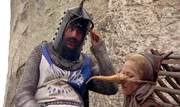 Ritter Bedevere (Terry Jones) soll Ăźber eine vermeintliche Hexe (Conny Booth) richten...