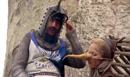 Ritter Bedevere (Terry Jones) soll Ăźber eine vermeintliche Hexe (Conny Booth) richten...