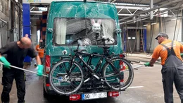 F&uuml;r eine saubere Fahrt in den Camping-Urlaub: Eine Profiw&auml;sche in der Spezialwaschanlage kostet je nach Gr&ouml;&szlig;e des Wohnmobils zwischen 38 und 50 Euro.