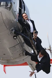 Semir (Erdogan Atalay, oben) und Ben (Tom Beck) versuchen aus der Luft Bens gekidnappte Schwester aus dem Wagen ihres Entf&uuml;hrers zu retten...