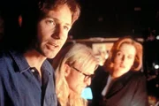 Mulder (David Duchovny, l.), Langley (Dean Haglund, M.) und Scully (Gillian Anderson, r.) versuchen gemeinsam herauszufinden, an welchem geheimnisvollen Projekt Mulders Vater und ein ehemaliger Nazi-Wissenschaftler nach dem Zweiten Weltkrieg gearbeitet haben.