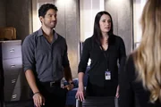 Ein neuer Fall wartet auf Luke (Adam Rodriguez, l.) und Prentiss (Paget Brewster, r.), als ein Mann auftaucht, der behauptet, dass er der Bruder von Dr. Tara Lewis ist ...