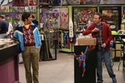 W&auml;hrend die Jungs versuchen, den perfekten Valentinstag f&uuml;r ihre Frauen auszurichten, schmei&szlig;en Raj (Kunal Nayyar, l.) und Stuart (Kevin Sussman, r.) eine Party f&uuml;r einsame Menschen im Comicladen ...