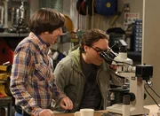 Planen einen ganz besonderen Valentinstag f&uuml;r ihre Frauen: Leonard (Johnny Galecki, r.) und Howard (Simon Helberg, l.) ...