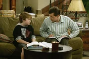 W&auml;hrend Alan (Jon Cryer, r.) seinem Sohn Jake (Angus T. Jones, l.) vermitteln m&ouml;chte, dass es sinnvoll ist seine Hausaufgaben gleich Freitags zu erledigen, verliebt sich Charlie in eine Frau, die es besser versteht, die Unnahbare zu spielen als er selbst ...