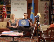 Sheldon (Jim Parsons, r.) lernt, was es hei&szlig;t, jemandem einen Gefallen zu tun: Weil Penny (Kaley Cuoco, l.) ihm bei "Spa&szlig; mit Flaggen" geholfen hat, soll er ihre Theaterauff&uuml;hrung besuchen ...