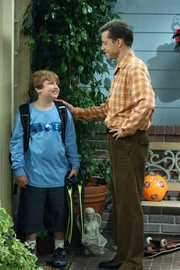 Alans Sohn Jake (Angus T. Jones, l.) nimmt sich den neuen, reichen Freund seiner Mutter Judith zum Vorbild, worunter Alan (Jon Cryer, r.) sehr leidet ...