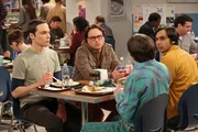 W&auml;hrend Leonard (Johnny Galecki, 2.v.l.), Sheldon (Jim Parsons, l.) und Raj (Kunal Nayyar, r.) um eine unbefristete Stelle an der Universit&auml;t k&auml;mpfen, kann sich Howard (Simon Helberg, 2.v.r.) zur&uuml;cklehnen und den Hahnenkampf einfach nur genie&szlig;en ...