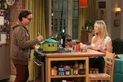 Als sich Penny (Kaley Cuoco, r.) einmischt, spitzt sich er Konkurrenzkampf zwischen Leonard (Johnny Galecki, l.), Sheldon und Raj weiter zu ...