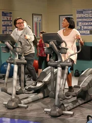 F&uuml;r eine Festanstellung an der Universit&auml;t schleimt sich Leonard (Johnny Galecki, l.) bei Janine Davis (Regina King, r.), einem Mitglied des Entscheidungskomitees, ein. Doch wird ihm das weiterhelfen?