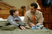 Alan (Jon Cryer, r.) versucht seinem Sohn Jake (Angus T. Jones, l.) zu erkl&auml;ren, dass er in seiner Kindheit einem b&ouml;sen Streich zum Opfer fiel ...