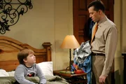 Nachdem Alan (Jon Cryer, r.) erfahren hat, dass sein Bruder ihm in der Kindheit einen bitteren Streich gespielt hat, versucht er seinem Sohn (Angus T. Jones, l.) klar zu machen, dass so etwas Folgen mit sich bringen kann ...