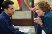 Um Alan (Jon Cryer, l.) von einer Dummheit zu bewahren, redet Evelyn (Holland Taylor , r.) ihren Sohn ins Gewissen ...