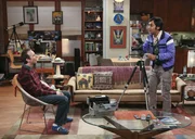 Um endlich eine Frau zu finden, melden sich Raj (Kunal Nayyar, r.) und Stuart (Kevin Sussman, l.) bei einer Online-Dating-Plattform an ...