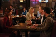 R&uuml;ckblende: W&auml;hrend Ted (Josh Radnor, r.) &uuml;berlegt, ob er sich ein weiteres Mal auf Robin einlassen soll, stellt sich Barney (Neil Patrick Harris, 2.v.r.) einer ganzen Reihe von Herausforderungen durch Lily (Alyson Hannigan, l.) und Robin ...