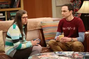 Sheldon (Jim Prasons, r.) und Amy (Mayim Bialik, l.) vermuten, dass Penny ihren Freund Leonard betr&uuml;gt. Doch werden sie damit Recht behalten?
