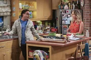Leonard (Johnny Galecki, l.) nutzt es aus, dass Penny (Kaley Cuoco, r.) ein schlechtes Gewissen hat, weil er so unter seiner Mutter leidet. Allerdings kommt sie ihm auf die Schliche. Auf Leonard wartet eine b&ouml;se &Uuml;berraschung ...