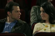 Alan Harper (Jon Cryer, l.); Rose (Melanie Lynskey, r.)