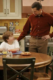 Jake Harper (Angus T. Jones, l.); Alan Harper (Jon Cryer, r.)