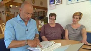 Frank Rosin (l.) muss ganz von vorne anfangen, um nicht nur das Restaurant von Diana Dehner (r.), sondern die ganze Familie retten zu k&ouml;nnen. Wird ihm das gelingen? Oder ist er dieses Mal mit seinem Latein am Ende?