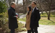 Als zwei Männer ermordet werden, zieht Captain Gregson (Aidan Quinn, l.) Holmes (Jonny Lee Miller, r.) und Watson (Lucy Liu, M.) zu dem Fall hinzu. Die finden bald heraus, dass diese Männer selbst einen Mord inszenieren wollten ... Als zwei Männer ermordet werden, zieht Captain Gregson (Aidan Quinn, l.) Holmes (Jonny Lee Miller, r.) und Watson (Lucy Liu, M.) zu dem Fall hinzu. Die finden bald heraus, dass diese Männer selbst einen Mord inszenieren wollten ...