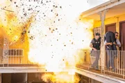 K&ouml;nnen sich gerade noch rechtzeitig retten: Lasalle (Lucas Black, l.) und Pride (Scott Bakula, r.) ...