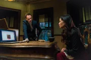 Holmes (Jonny Lee Miller, l.) und Watson (Lucy Liu, r.) glauben, dass Morland dahinter steckt, haben jedoch Probleme damit, Beweise zu finden ...
