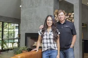 Eine der bisher gr&ouml;&szlig;ten Herausforderungen wartet auf Joanna (l.) und Chip (r.): F&uuml;r ein aus Denver nach Waco ziehende Paar, versuchen die Renovierungsprofis die Transformation vom Land zur Moderne - werden sie dabei den Umbau- und Desigschwierigkeiten gewachsen sein?