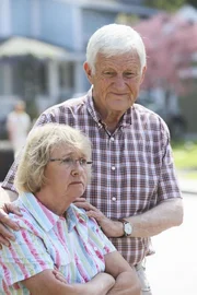 Mrs. McCluskey (Kathryn Joosten, l.) gesteht ihrem Nachbarn Roy (Orson Bean, r.) ihre Liebe und erh&auml;lt auch tats&auml;chlich eine Antwort, wenn auch nur mit etwas Nachhilfe ...