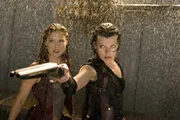 In Alaska findet Alice (Milla Jovovich, r.) die von einem Ger&auml;t gesteuerte Claire Redfield (Ali Larter, l.) - und sie versucht alles, um diese zu retten ...