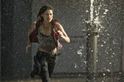 Schlagartig erinnert sich Claire Redfield (Ali Larter) an das, was in Alaska mit ihr und den anderen Fl&uuml;chtlingen geschehen ist - und beginnt ein schier unm&ouml;gliches Unterfangen ...