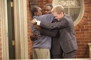 W&auml;hrend sich Barney (Neil Patrick Harris, r.) und James (Wayne Brady, M.) auf die Suche nach ihrem vermeintlichen Vater (Ben Vereen, l.) machen, versucht Robin Ted per SMS zu verkuppeln ...