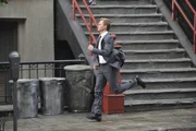 Marshall erh&auml;lt eine SMS von einem Bekannten, der ihm mitteilt, dass Woody Allen in einem Steakhouse in Downtown sitzt. Daraufhin beschlie&szlig;en die Freunde, ein Wettrennen dorthin zu machen. Barney (Neil Patrick Harris) gibt alles, doch wird er als erster dort ankommen?