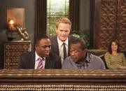 W&auml;hrend Barney (Neil Patrick Harris, 2.v.l.) und James (Wayne Brady, l.) sich auf den Weg zu ihrem vermeintlichen Vater (Ben Vereen, 2.v.r.) machen, versucht Robin (Cobie Smulders, r.) Ted per SMS zu verkuppeln ...