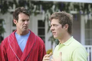 Bob (Tuc Watkins, l.) und Lee (Kevin Rahm, r.) stehen schockiert vor Susans Grundst&uuml;ck und warten darauf, dass der Krankenwagen die immer noch bewusstlose und strangulierte Julie in das Krankenhaus f&auml;hrt. Wird Julie alles gut &uuml;berstehen?