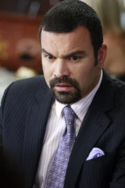 Gaby und Carlos (Ricardo Antonio Chavira) treffen einen alten Bekannten wieder, der Spannung zwischen ihnen verbreitet ...