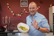 Frank Rosin kocht sein persönliches Lieblings-Drei-Gänge-Menü Schritt für Schritt zum Mitkochen. Frank Rosin kocht sein persönliches Lieblings-Drei-Gänge-Menü Schritt für Schritt zum Mitkochen.