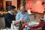 Haben gemeinsam schon einige spannende, skurrile und schöne Einsätze erlebt: Kameramann Charly (l.) und Sternekoch Frank Rosin (r.) ... Haben gemeinsam schon einige spannende, skurrile und schöne Einsätze erlebt: Kameramann Charly (l.) und Sternekoch Frank Rosin (r.) ...