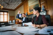 Ein Chefkoch und seine Klienten sterben offenbar an Schlangengift. Die Vorf&auml;lle h&auml;ufen sich. Haben es Holmes (Jonny Lee Miller, l.) und Watson (Lucy Liu, r.) etwa mit einem Serienkiller zu tun?