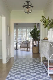 Durch einen helleren Anstrich und dem Fliesenakzent im Parkettboden wirkt der Eingangsbereich jetzt gr&ouml;&szlig;er und einladender ...