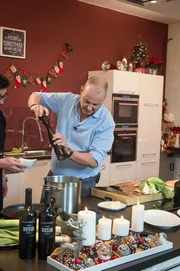 P&uuml;nktlich zur Weihnachtszeit l&auml;dt Frank Rosin sein ganzes Team zu einem ganz besonderen Highlight ein: Ein gro&szlig;es Weihnachtskochen mit einem R&uuml;ckblick auf die emotionalsten, spannendsten und turbulentesten Restauranteins&auml;tze!