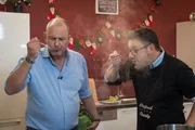 Schmeckt das Essen von Frank Rosin (l.) auch so gut, wie es immer aussieht? Kameramann Charly und seine Kollegen k&ouml;nnen es bei einem besonderen Weihnachtsessen testen ...