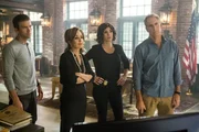 Das Leben eines genialen Navy-Programmierers, der von Brodys Mutter Olivia (Annie Potts, 2.v.l.) angestellt worden ist, steht auf dem Spiel, als das Spenderherz vor der geplanten Transplantation in seinen Körper gestohlen wird. Für das Team um Pride (Scott Bakula, r.), Brody (Zoe McLellan, 2.v.r.) und LaSalle (Lucas Black, l.) beginnt ein Wettlauf gegen die Zeit ... Das Leben eines genialen Navy-Programmierers, der von Brodys Mutter Olivia (Annie Potts, 2.v.l.) angestellt worden ist, steht auf dem Spiel, als das Spenderherz vor der geplanten Transplantation in seinen Körper gestohlen wird. Für das Team um Pride (Scott Bakula, r.), Brody (Zoe McLellan, 2.v.r.) und LaSalle (Lucas Black, l.) beginnt ein Wettlauf gegen die Zeit ...