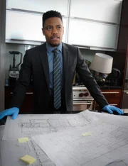 W&auml;hrend Detective Bell (Jon Michael Hill) sich in eine Kollegin verguckt, merkt Holmes pl&ouml;tzlich, dass seine Beziehung zu Fiona auf der Kippe steht ...