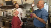 W&auml;hrend Besitzerin und Frohnatur Claudia (l.) sicher ist, dass ihr Imbiss nur auf Grund der Kalkulationen nicht l&auml;uft, erkennt Frank Rosin (r.) schnell, dass hier noch viel mehr im Argen liegt. Kann er zusammen mit dem Mann f&uuml;r alles, Bj&ouml;rn (M.), den Imbiss "Claudias Ding" noch retten?